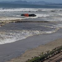 Moradores flagram mancha perto de barco encalhado