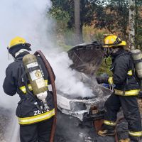 Carro de Itajaí pega fogo após manutenção elétrica