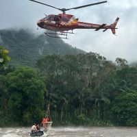 Dupla, vítima de enxurrada, fica ilhada em cima de carro