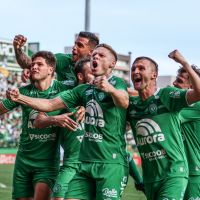 Chapecoense vira contra o Coritiba e fica na Série B