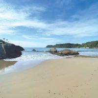 Homem em surto fica nu na praia de Cabeçudas