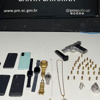 Assaltantes são presos com pistola, celulares e drogas no São Vicente  