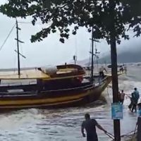 Barcos são arrastados pelo vento em Bombinhas  