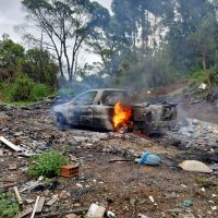 Caminhonete furtada é destruída por incêndio