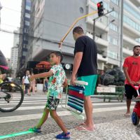 Avenida Atlântica ganha faixa de pedestres com luzes vermelho e verde