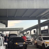 Motoristas enfrentam caos na área de embarque e desembarque do aeroporto