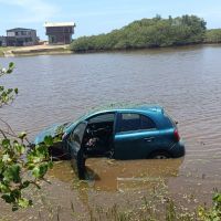 Carro com 250 quilos de maconha despenca em lagoa  