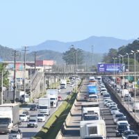 Caminhão de 133 toneladas vai cruzar o litoral catarinense nesta sexta