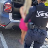 Mulher dança entre bombas e faz xixi em pátio de posto de Balneário Camboriú  