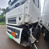 Motorista corta a frente de caminhão e causa acidente