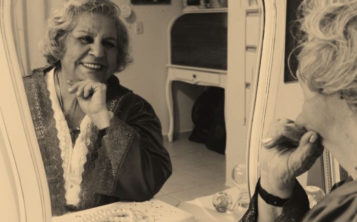 Lenita Novaes dá vida a Loreta Petlova, uma atriz que, aos 85 anos, revisita memórias e segredos sob os holofotes (Foto: Divulgação)