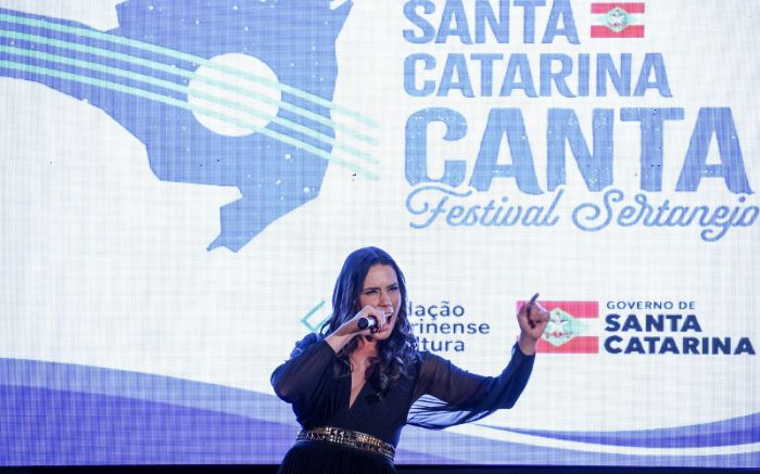 Michel Teló e Camerata Florianópolis trazem clássicos do sertanejo em apresentação ao ar livre na final do Santa Catarina Canta – Festival Sertanejo (Foto: Leo Munhoz / SECOM)