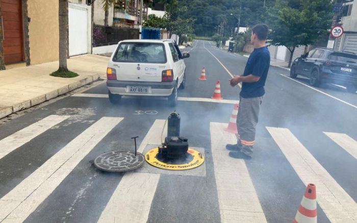 Os trabalhos são na rua, mas a fumaça pode acabar saindo dentro dos imóveis (Foto: PMBC) 