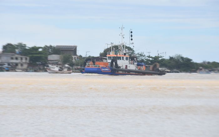 Draga Njord voltou a operar nesta sexta-feira no rio Itajaí-açu
(Foto: João Batista)  