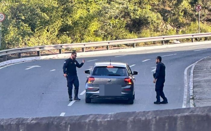 Operação contou com apoio de pelo menos duas viaturas da BC Trânsito (Foto: Laura Testoni)