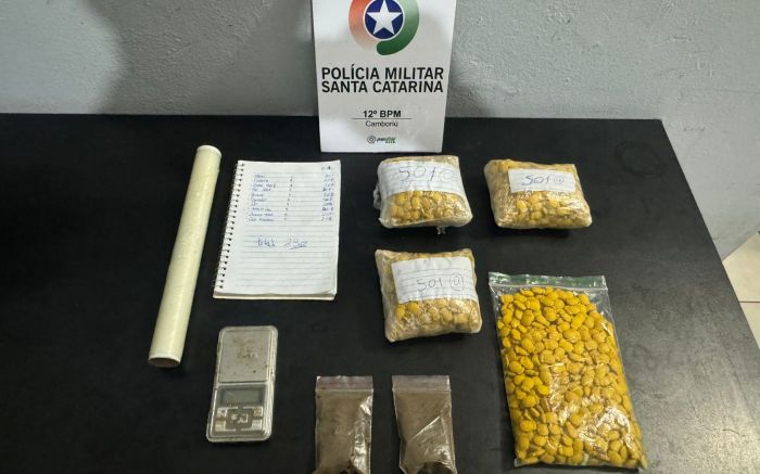 Kief, droga usada para fazer haxixe, também foi apreendida no local (Foto: Divulgação/PMSC)