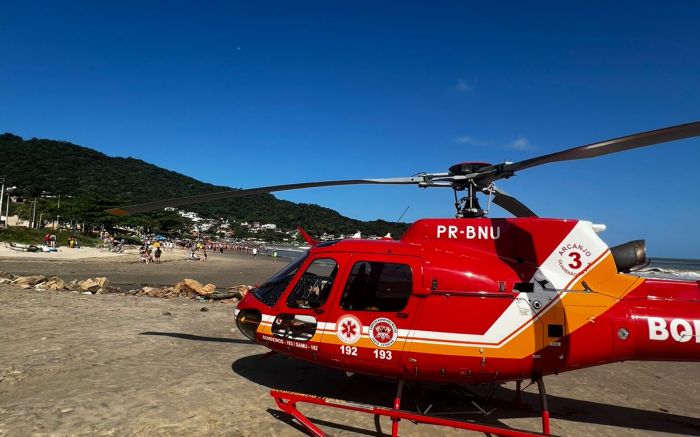 Helicóptero dos bombeiros transportou a menina para o Marieta (Foto: CBMSC)