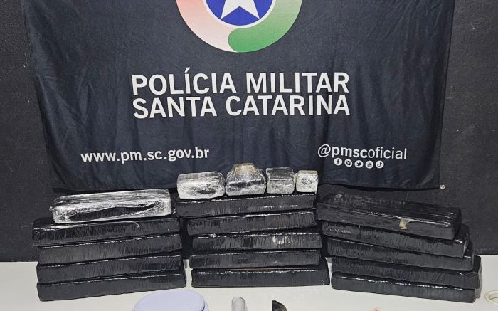 Casal foi preso com mais de 11 kg de maconha no São Vicente (Foto: Divulgação/Polícia Militar)