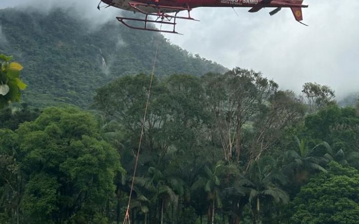 Resgate foi feito por helicóptero (Foto: Divulgação/CBMSC)