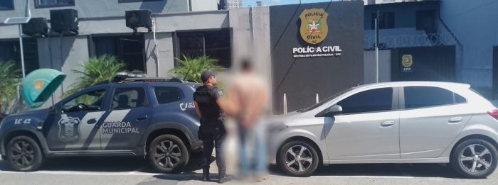 O motorista tem várias passagens pela polícia por tráfico de drogas e porte ilegal de arma (Foto: Divulgação/GMBC)