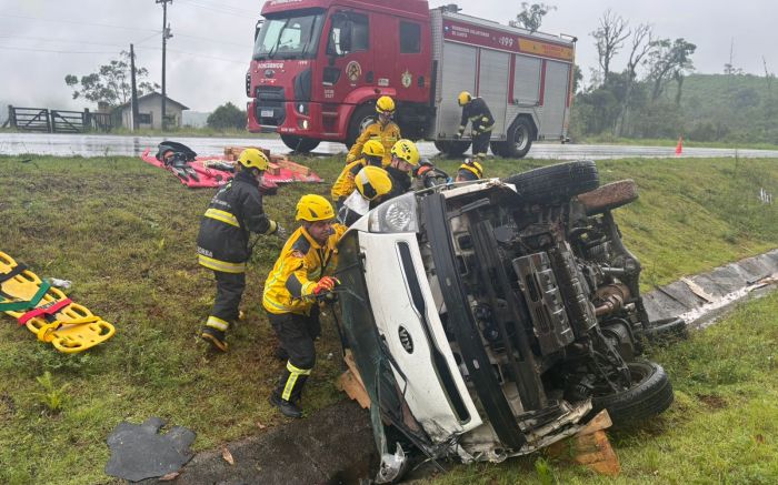 Carro de marcenaria capotou às margens da rodovia (Foto: Divulgação CBVI)