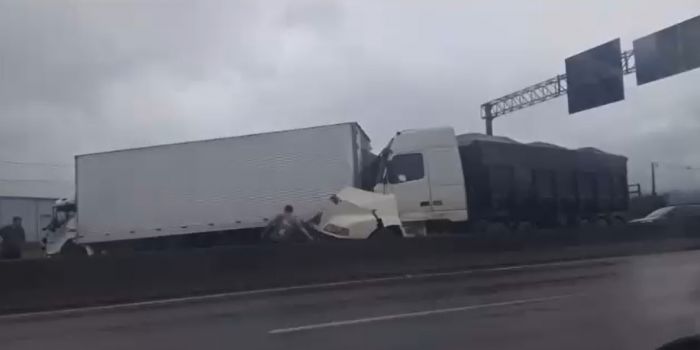 Motorista ficou preso às ferragens (Foto: leitor)