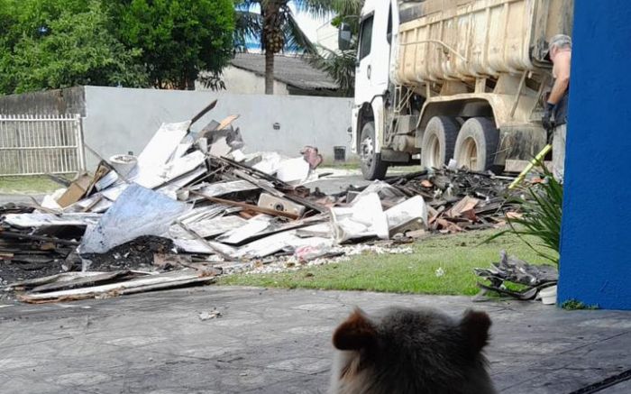 Parte do imóvel incendiado já está sendo demolido
(foto: divulgação)