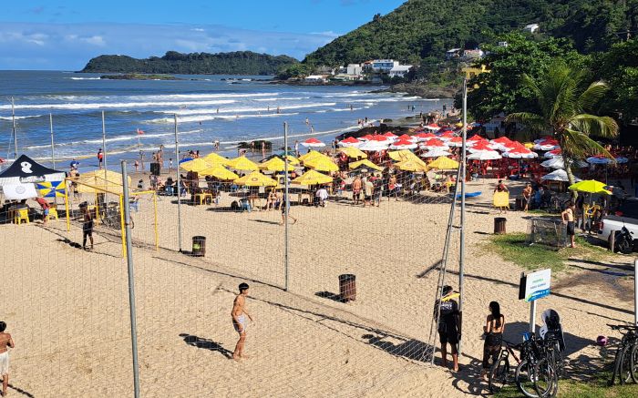 Com tempo firme, banhistas lotaram as praias da região (Foto: Fran Marcon)