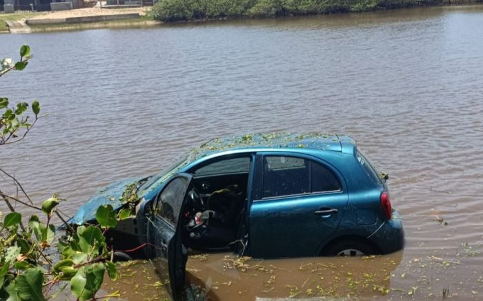 Carro com 250 kg de maconha foi retirado de lagoa em Barra Velha (Foto: Divulgação Ficoo/SC)