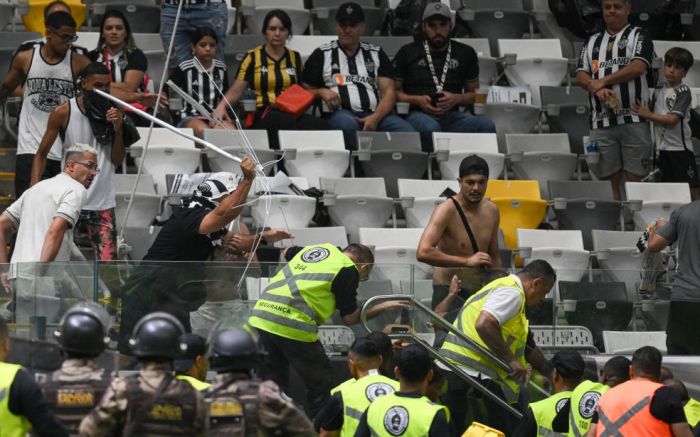 Torcedores atiraram bombas no campo e entraram em confronto com seguranças. Foto: Getty Images