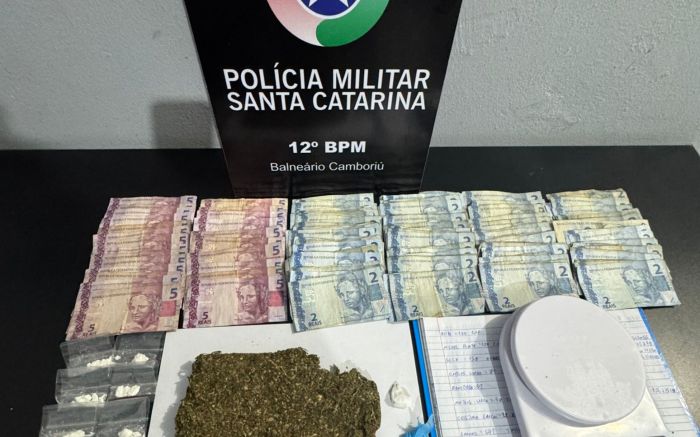 PM apreendeu drogas e dinheiro em espécie (Foto: Divulgação/Polícia Militar)