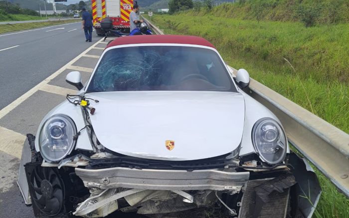 Carro saiu da pista e atingiu estrutura metálica no acostamento (Foto: Divulgação/CBMSC)