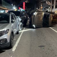 Land Rover Defender acerta carros e capota na avenida Brasil