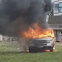 Land Rover é destruído por incêndio no Costa Cavalcante