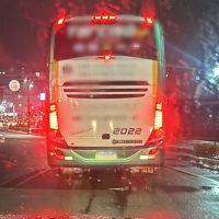 Motorista de ônibus de turismo troca placas pra esconder documentação atrasada  