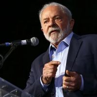 Lula é internado às pressas, passa por cirurgia e segue em observação na UTI  