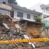 Deslizamento de terra deixa moradores ilhados em casa de Itajaí