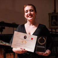 Cantora que iniciou em coral de Itajaí vence concurso internacional na França  