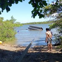  Bebê é resgatado por mergulhadores depois de cair no mar  