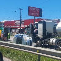 Carro capota em batida com caminhão em Itajaí  