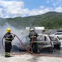 Quatro carros são incendiados em pátio de veículos apreendidos; veja o vídeo