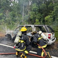 Casa abandonada é destruída por incêndio em Porto Belo