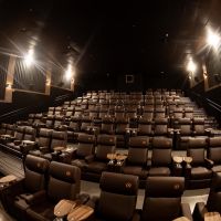 Itajaí ganha cinema com poltronas reclináveis, snacks, sobremesas e espumante 