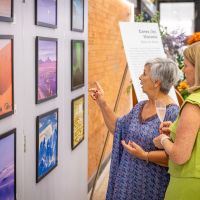 Exposição fotográfica “Cores (In)Visíveis” fica no Balneário Shopping até janeiro