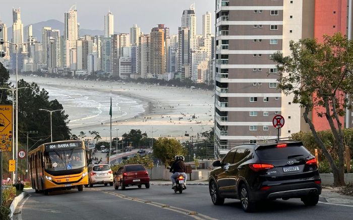 Bloqueio é no sentido praia dos Amores (Foto: da Redação)