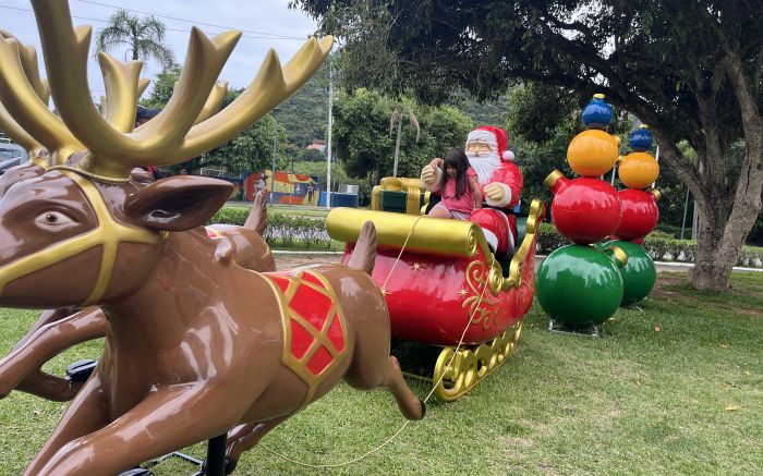 Moradores já estão curtindo os atrativos natalinos na praça da Beira Rio (Foto: Fran Marcon)