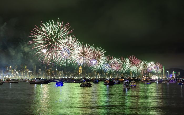 Serão 15 minutos de shows de fogos na Praia Central (Foto: Paulo Giovany) 