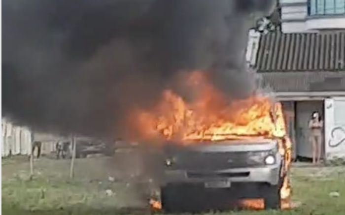 Carro foi completamente destruído em terreno baldio (Foto: reprodução)