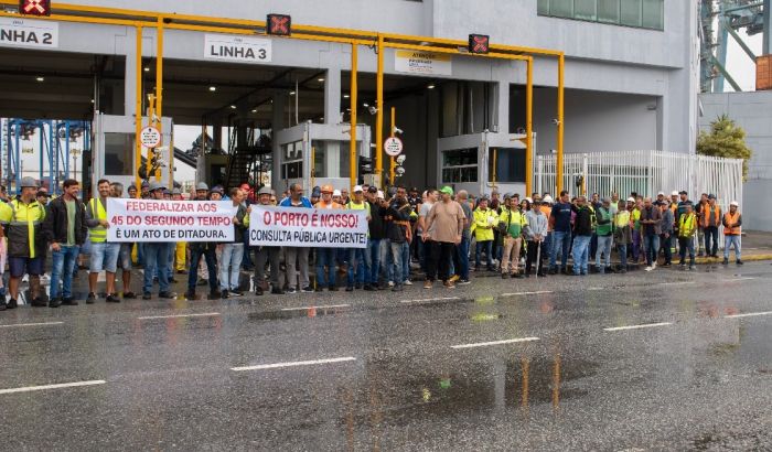 Movimento uniu trabalhadores em protesto em frente ao porto
(foto: divulgação)