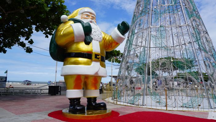 Natal em BC tem papai noel com roupas douradas e detalhes em verde (Foto: João Batista)